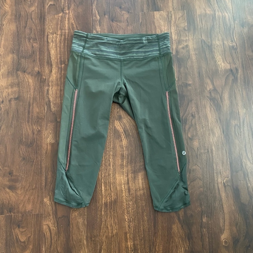 Lululemon Vent It Out Crop 
Gator Green Cyber Stripe Gator Green Black Size 8